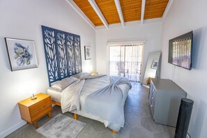 2 chambres, bureau, fer et planche à repasser, lit parapluie