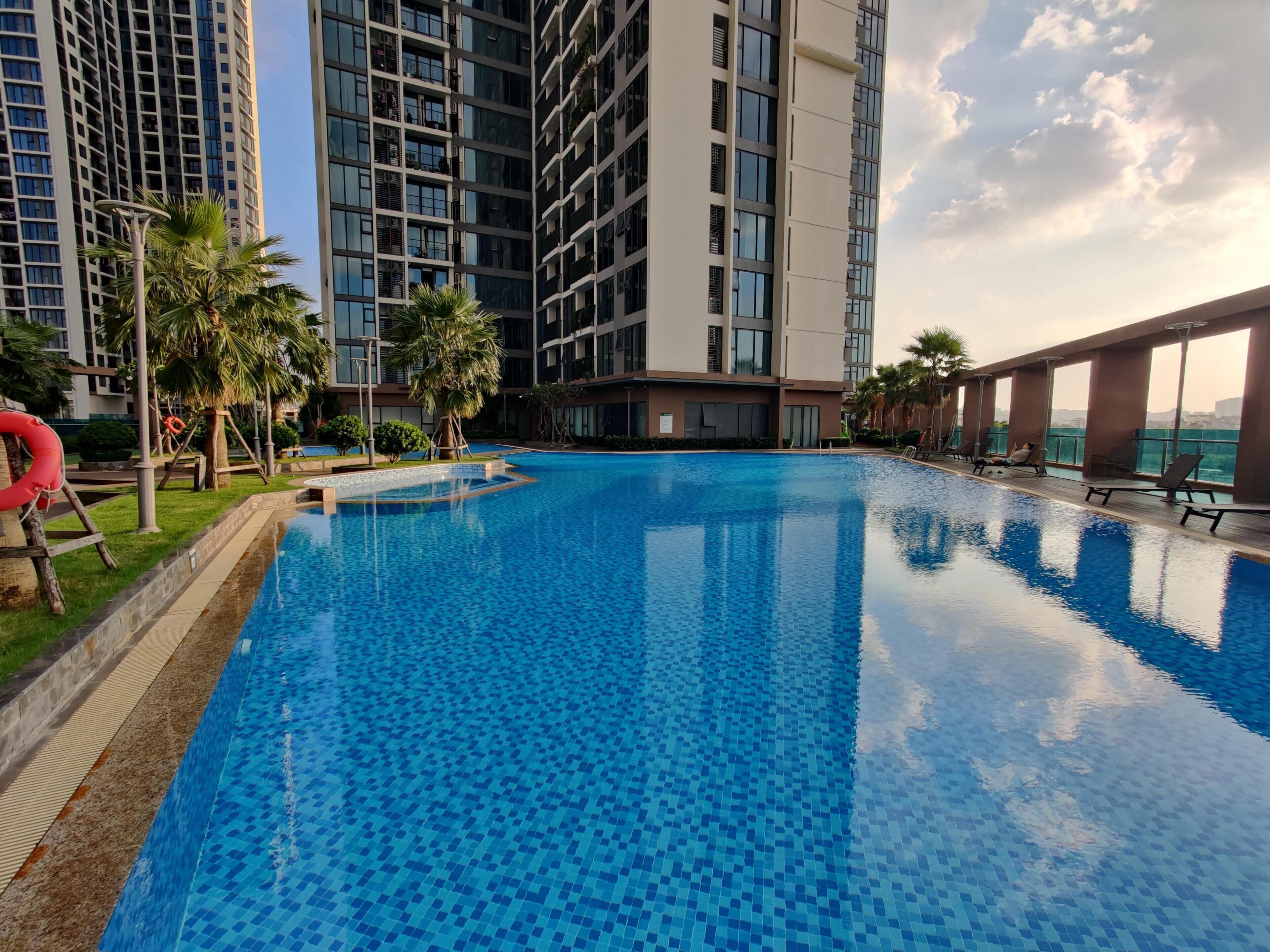 Una piscina al aire libre
