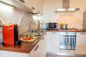 Standard-Haus, Mehrere Schlafzimmer, 2 Bäder (Villa Victoria 1.5 Km From The Beach) | Eigene Kochnische | Kühlschrank, Ofen, Herdplatte, Geschirrspüler