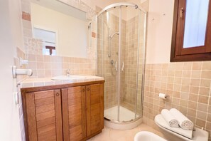 Nhà Tiêu chuẩn, nhiều phòng ngủ, 2 phòng tắm (Villa Victoria 1.5 Km From The Beach) | Phòng tắm | Buồng tắm vòi sen, chậu vệ sinh/vòi rửa, khăn tắm, xà phòng