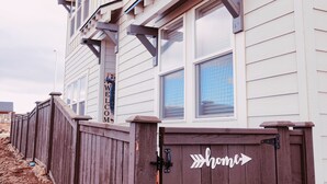 A wooden fence with a 'welcome' sign and a directional arrow sign. - New house in Redmond, 15 minutes to Airport and Smith Rock (Redmond)