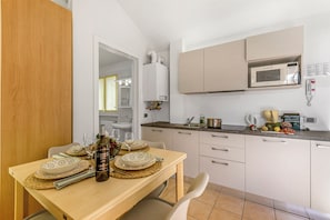 Réfrigérateur, micro-ondes, plaque de cuisson, cafetiÚre/bouilloire