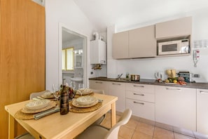 Fridge, microwave, stovetop, coffee/tea maker - Porto Letizia Begonia 8, Porlezza, Italy (Porlezza)