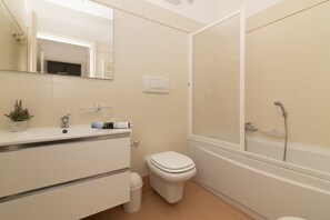 Bathtub, bidet, towels