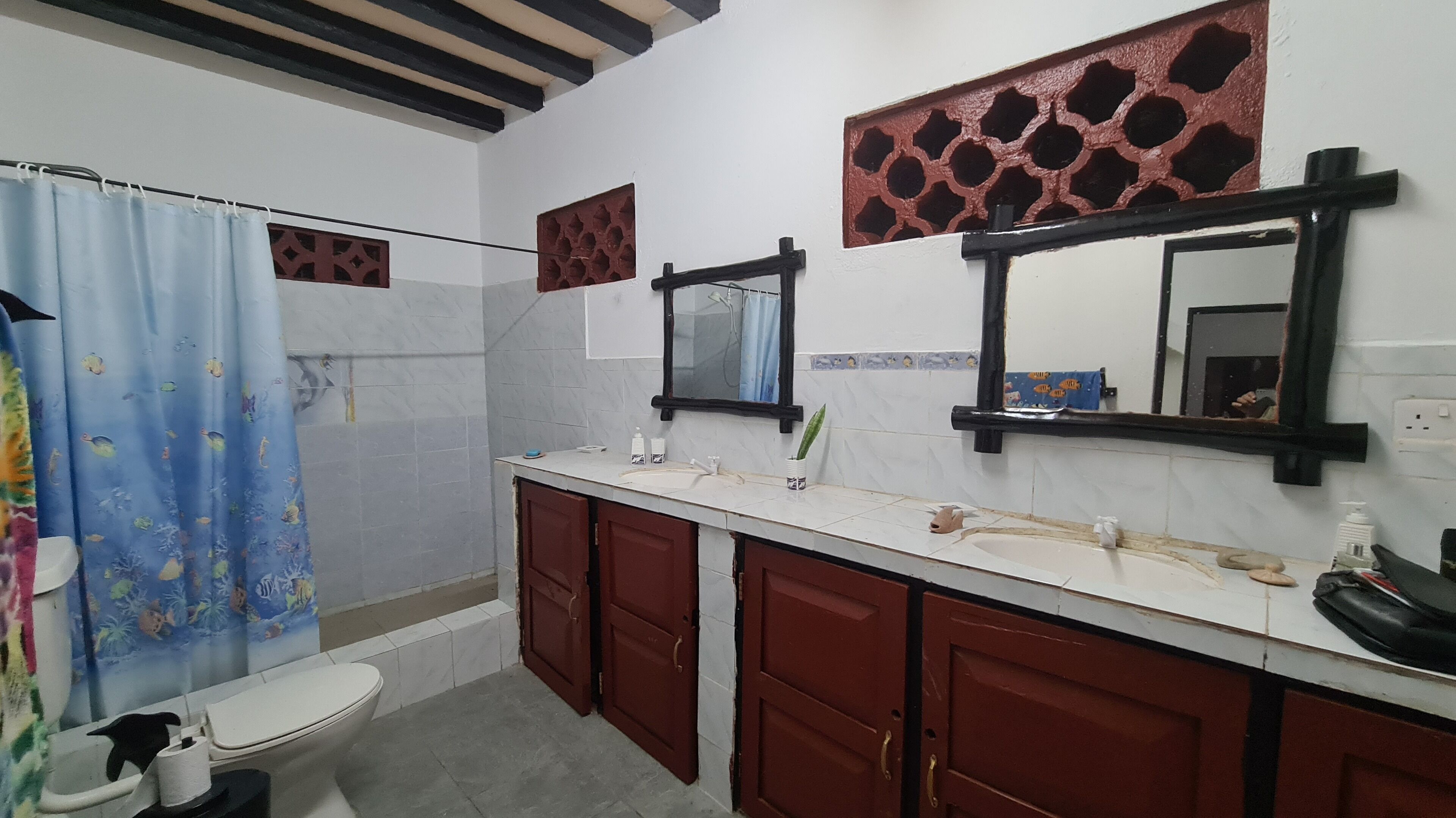 Cottage | Badkamer | Een douche, een haardroger, handdoeken