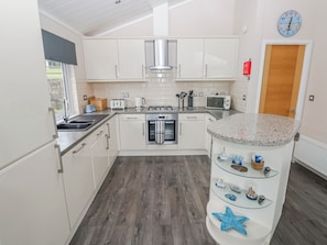 Cottage | Private kitchen | Fridge, dishwasher, electric kettle, toaster - Dono's Lodge (Narberth)