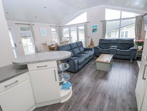 Cottage | Living area | Fireplace