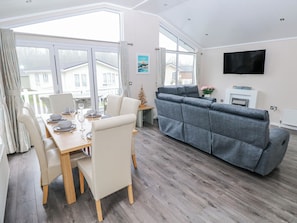 Cottage | Dining - Dono's Lodge (Narberth)