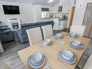 Cottage | Dining