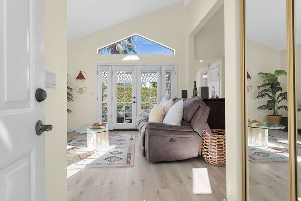 Smart TV, stereo, computer monitors