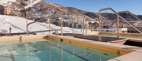 Alberca al aire libre y alberca climatizada