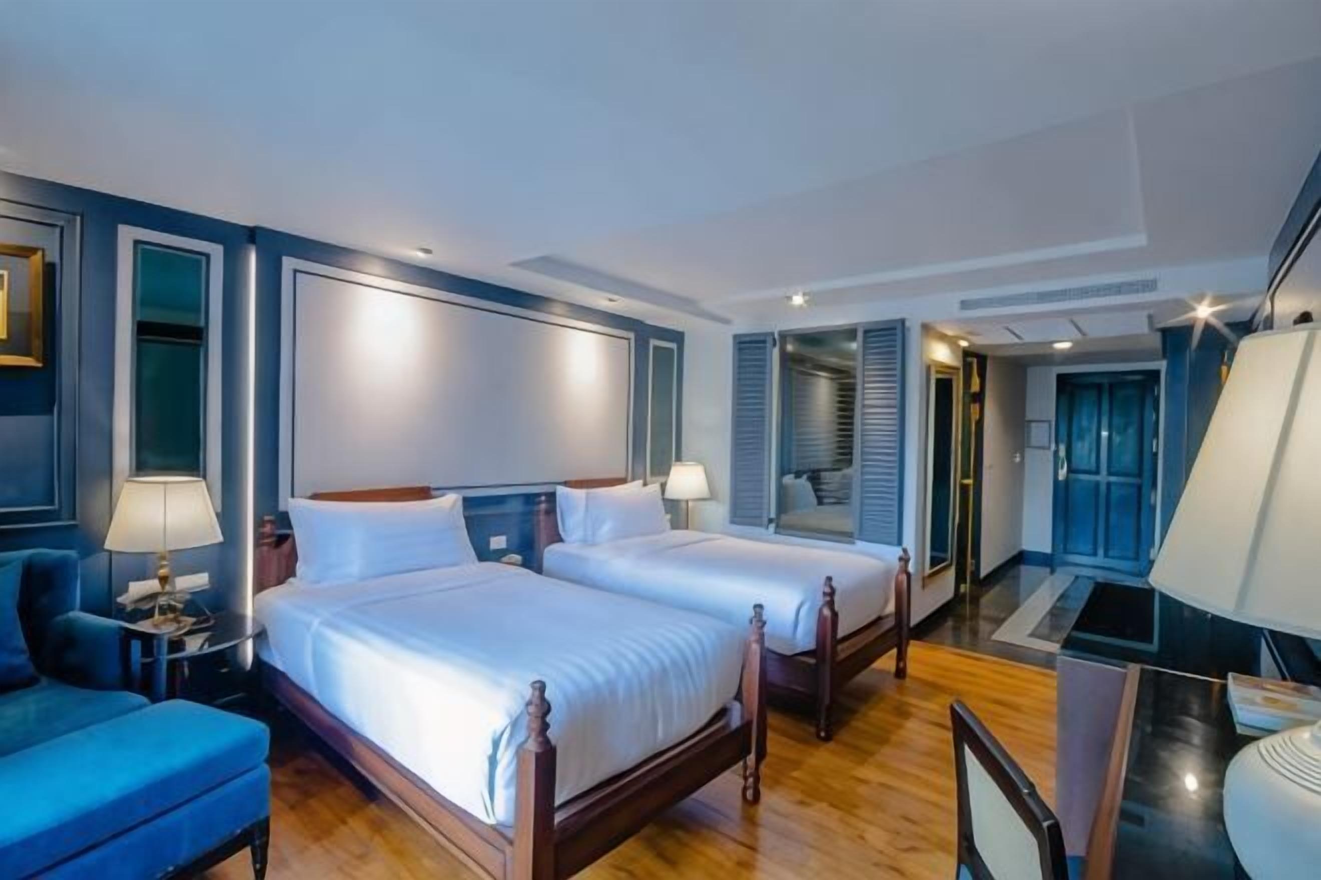 Minibar, caixa forta a l'habitació i escriptori 
