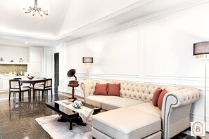 Suite de luna de miel | Área de sala de estar | Smart TV de 43 pulgadas con canales digitales y televisión 