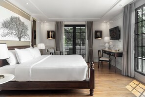 Family Suite River A | Minibaari, tallelokero huoneessa, työpöytä, äänieristys