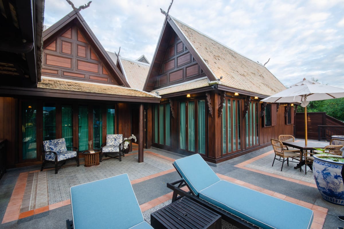 Baan Faham Residence | Minibar, in-room safe, desk, soundproofing