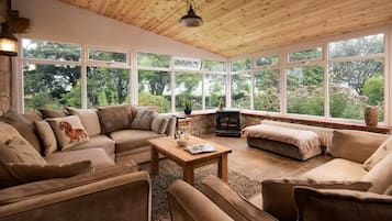 Smart-tv, een open haard, een dvd-speler en tafelvoetbal