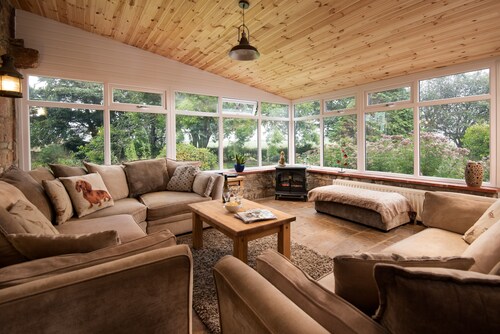 Shepherds Cottage - Spacious cottage with sea views