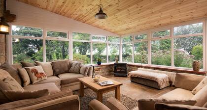 Shepherds Cottage - Spacious cottage with sea views