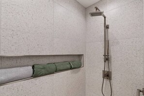 Shower, hair dryer, towels - White Peak Lodge *Ping-Pong*Pool-Table*PACMAN* (Flagstaff)