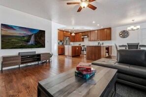 تلفزيون ذكي، مدفأة، مشغل دي في دي، تنس طاولة