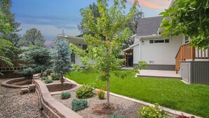A residential property with a well-maintained lawn, a small tree, and a garden area with various plants. - White Peak Lodge *Ping-Pong*Pool-Table*PACMAN* (Flagstaff)