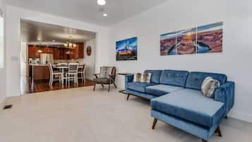 Smart TV, chimenea, reproductor de DVD y tenis de mesa