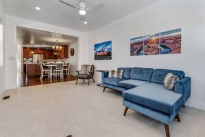 تلفزيون ذكي، مدفأة، مشغل دي في دي، تنس طاولة