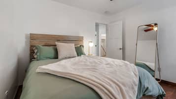 4 bedrooms, desk, iron/ironing board, travel cot