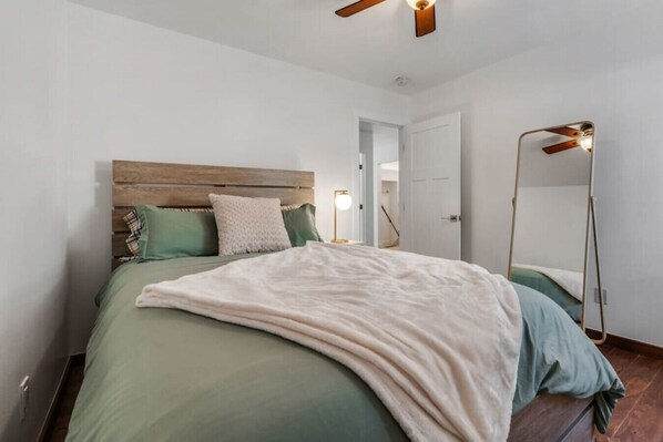 4 habitaciones, escritorio y tabla de planchar con plancha 