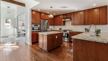 Refrigerador, microondas, horno y parrilla de estufa