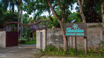 Vista frontal de la propiedad