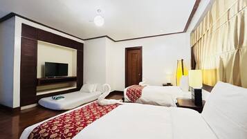 Family Room | Desk, WiFi