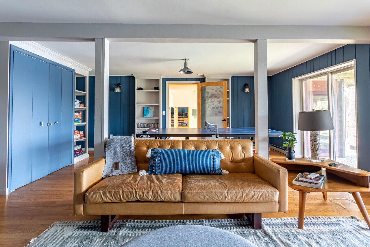 Smart TV, chimenea, tenis de mesa y libros 