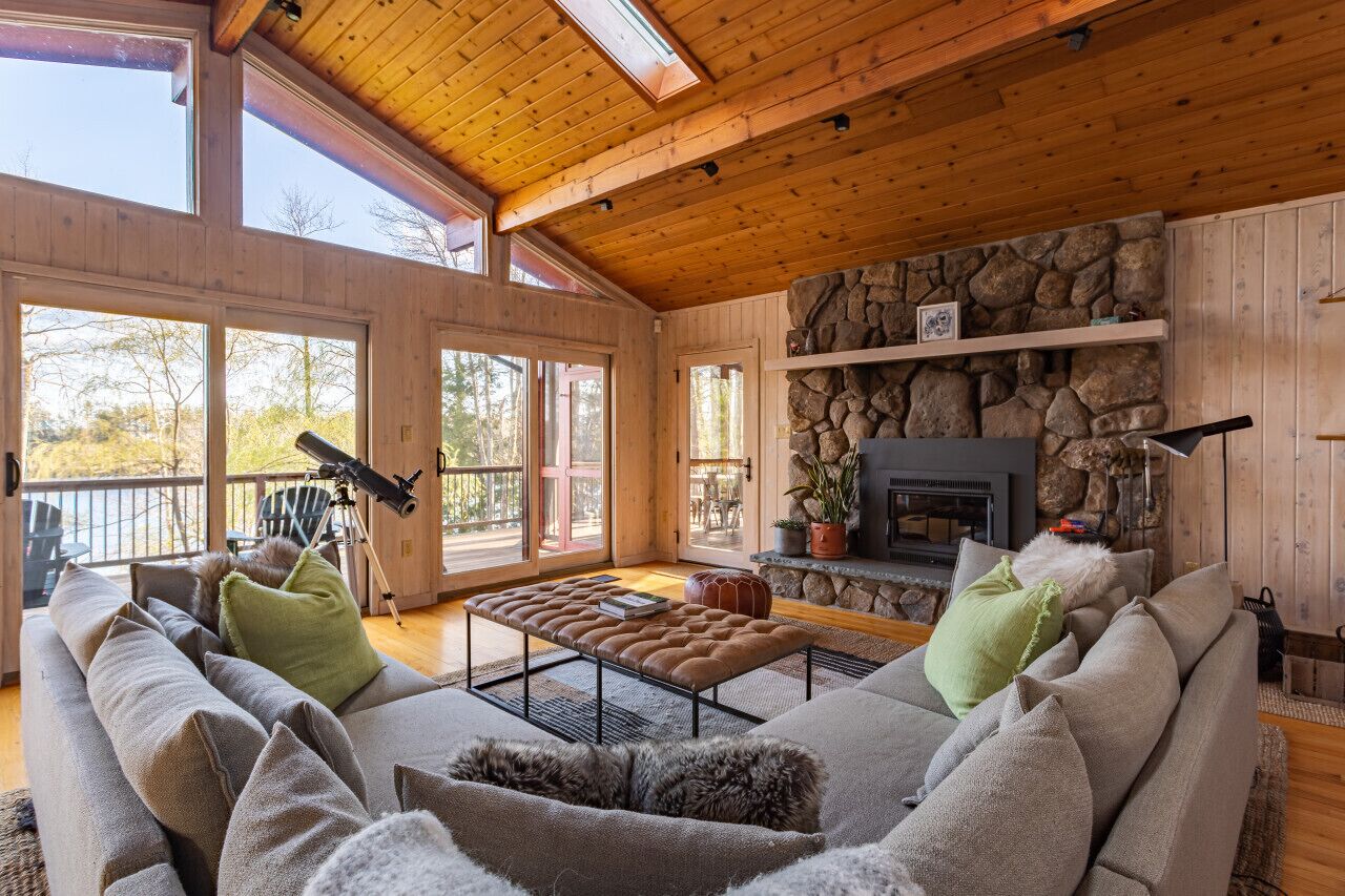 Smart TV, chimenea, tenis de mesa y libros 