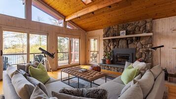 Smart TV, chimenea, tenis de mesa y libros
