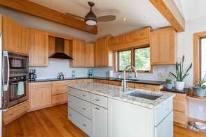 雪櫃、微波爐、焗爐、爐具