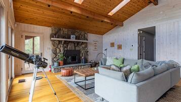 Smart TV, fireplace, ping pong, books