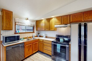 Refrigerador, microondas, horno y parrilla de estufa 