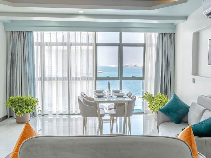 Suite, delvis havutsikt | Oppholdsområde | En 42-tommers smart-TV med digitale kanaler samt TV