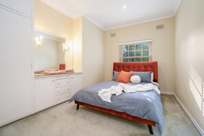 6 slaapkamers, een kluis op de kamer, een bureau