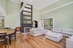 Smart TV, fireplace, DVD player, books - Karinya Parkland Estate (New Lambton Heights)