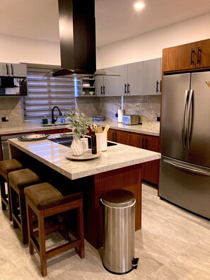 ثلاجة، ميكروويف، فرن، موقد طهي مسطح