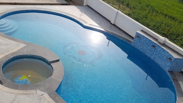 Una piscina al aire libre