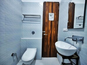 Phòng Tiêu chuẩn | Phòng tắm | Dép đi trong nhà