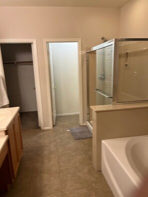 Jetted tub, towels, soap, shampoo