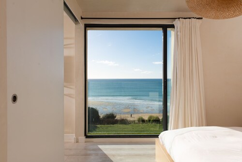Footsteps to the beach - Hot tub - Fireplace
