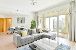 Deluxe 2BR Apartment plus maids | Stue | 55-tommers smart-tv med kabelkanaler, tv