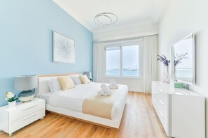 Deluxe 1BR Apartment - Sea view | Pengeskab på værelset, skrivebord, strygejern/strygebræt, weekendseng