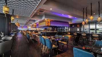 3 restaurants; breakfast, lunch, dinner, and brunch served