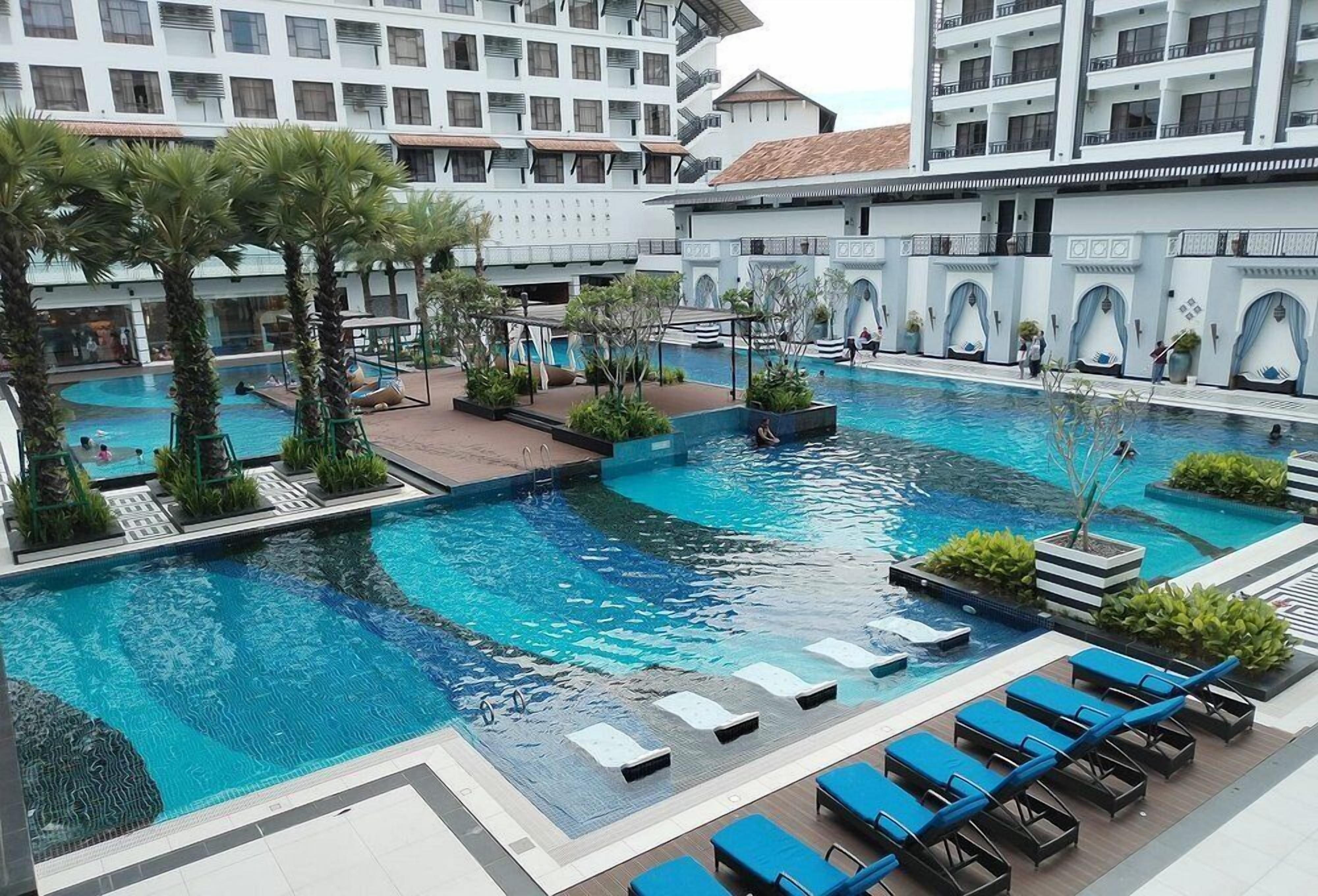 Una piscina al aire libre (de 07:00 a 20:00), sombrillas, tumbonas